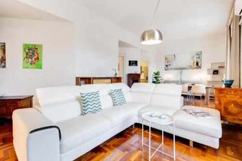 Large and bright apartment amazing view Basilica San Giovanni in Laterano — 4-Star Luxury Hotel in Rome, Italy