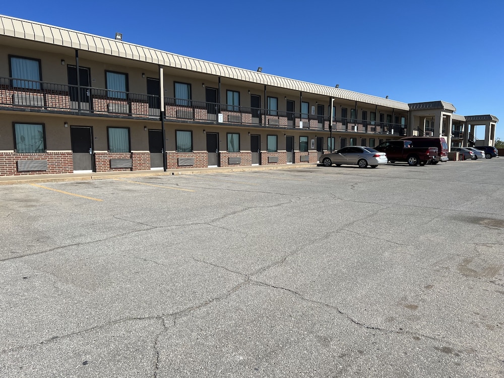 Hotel 81 El Reno - photo 22