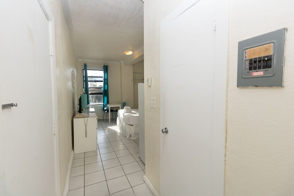 467 Studio Hollywood Beach Resort - photo 5