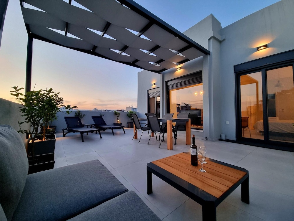 10 Apartments & Suites Athens — 4-Star Luxury Hotel in Kallithea, Greece