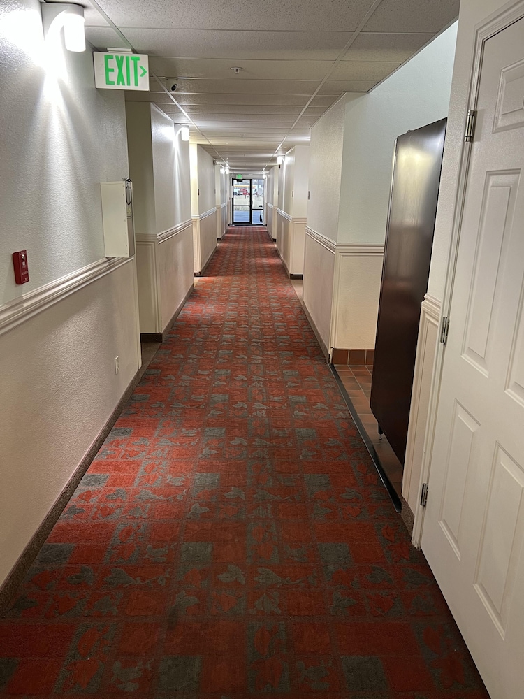 Days Inn by Wyndham Lake Point - photo 27