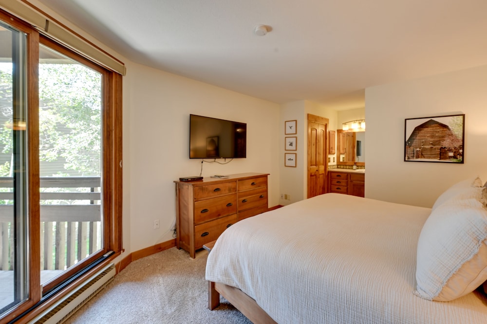 Upscale Condo w Balcony 1 2 Mi to Ski Resort — 4-Star Luxury Hotel in Steamboat Springs, United States