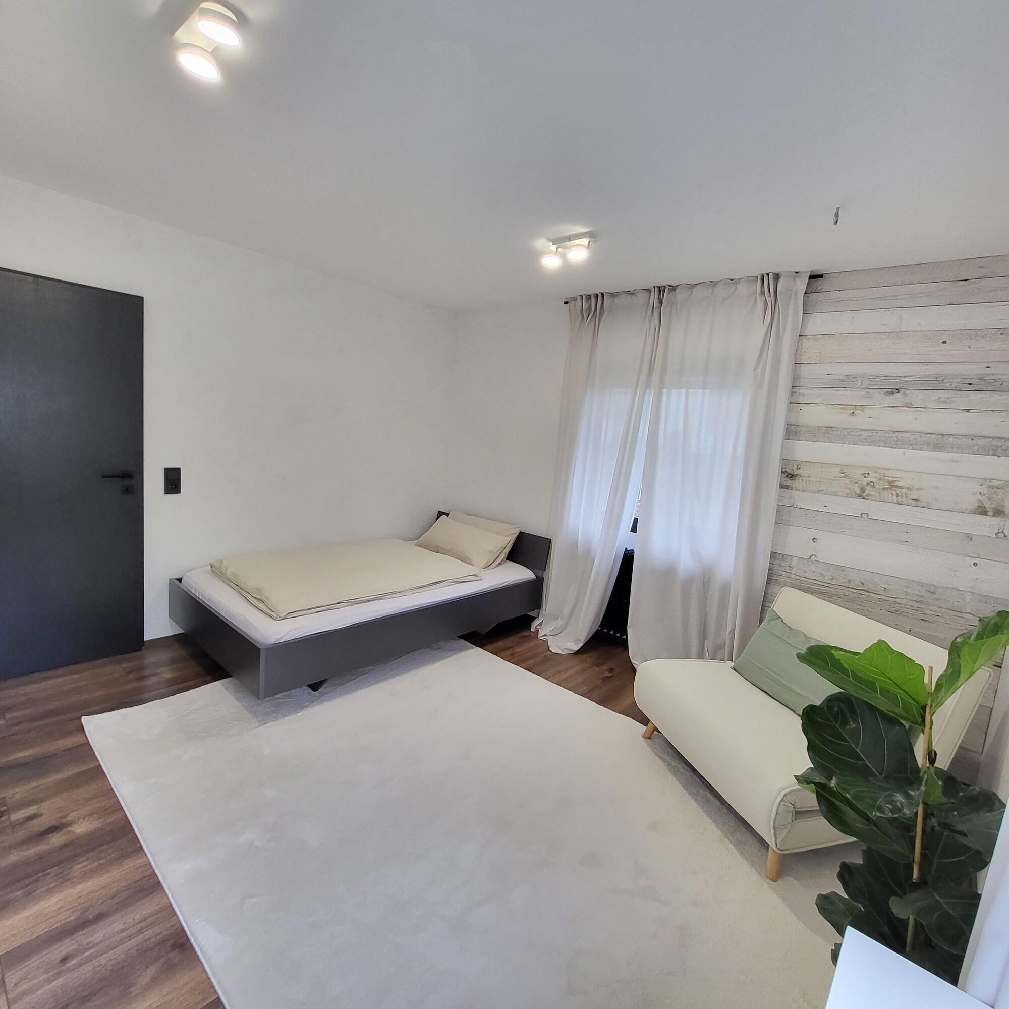 Architektenhaus am Waldrand mit Sauna — hotel in Schwabach