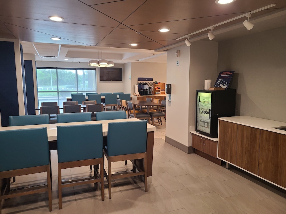 Holiday Inn Express & Suites Ft. Lauderdale N Exec Airport by IHG - photo 48