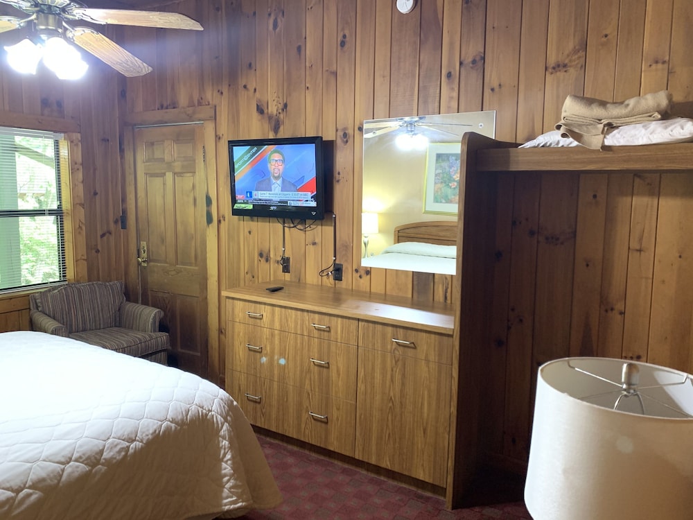 Carr's Northside Motel and Cottages - photo 12