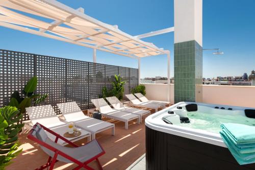 Magno Apartments San Gil Shared Jacuzzi — 4-Star Luxury Hotel in Sevilla, Spain
