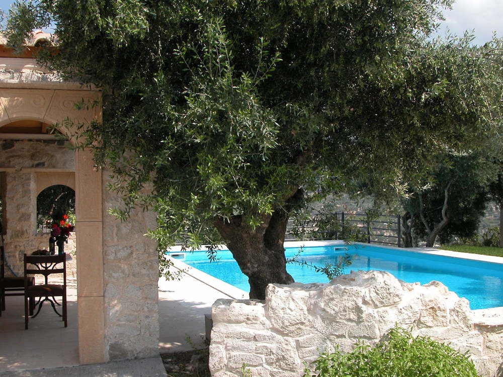 Sprawling Vlilla in Malades — 4-Star Luxury Hotel in Irakleion, Greece
