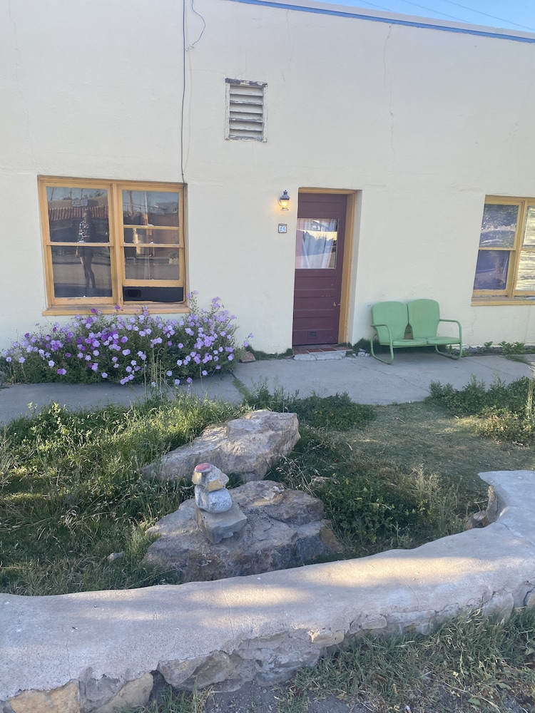 Charles Motel & Hotsprings - photo 37