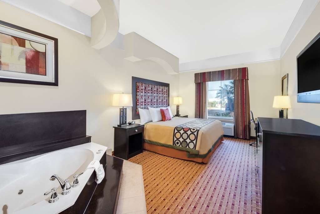 Super 8 by Wyndham Hidalgo McAllen Area - photo 5