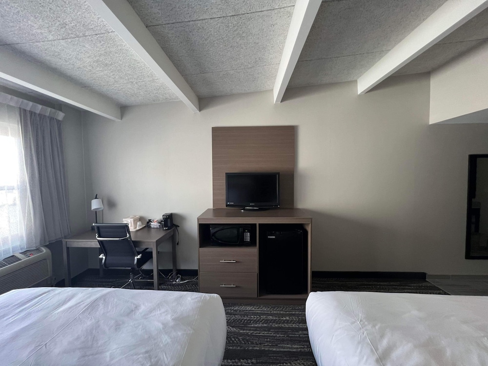 Days Inn by Wyndham Manitowoc - photo 7