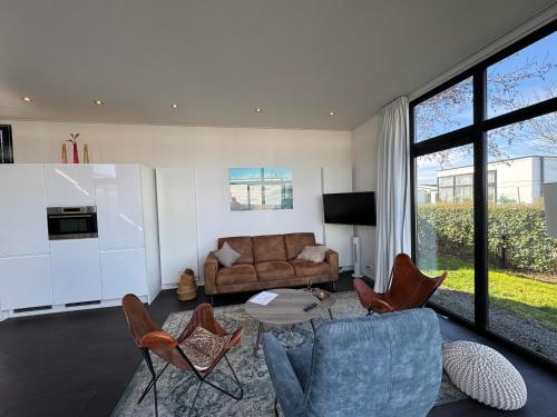 Breskens Chalet Zeeland Haus Breskens mit Zaun Hausnr B067 — 4-Star Luxury Hotel in Breskens, Netherlands