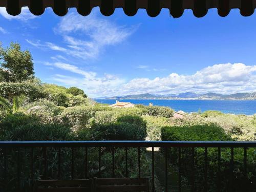 LA BAIE Studio cabine climatisé vue mer pour 4 personnes avec piscine sur la presqu'île de Giens à Hyères — 4-Star Luxury Hotel in Hyeres, France