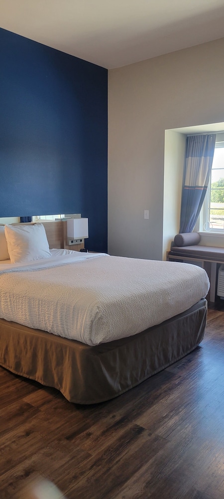 Microtel Inn & Suites by Wyndham Fountain Fort Carson - photo 11