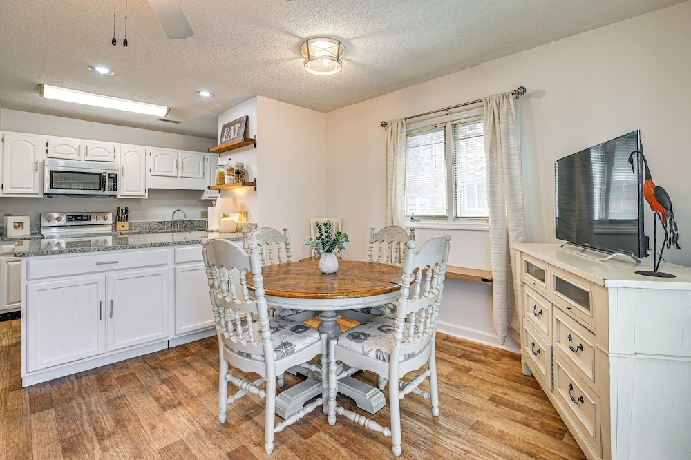 3 Mi to Fishing Pier: Comfy Myrtle Beach Condo — 4-Star Luxury Hotel in Surfside Beach, United States