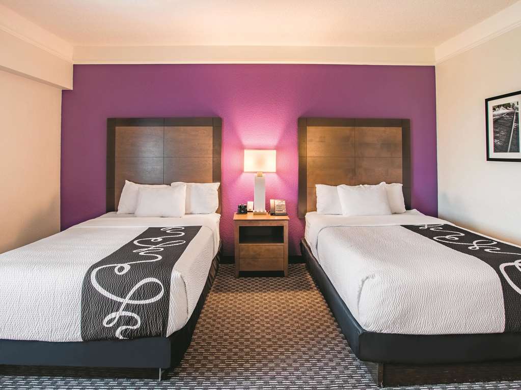La Quinta Inn & Suites by Wyndham Fort Worth City View - photo 13