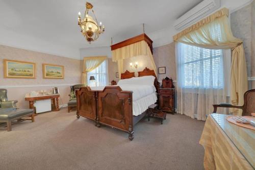 Romantic Victorian Getaway The Blue Room — hotel in Sutter Creek