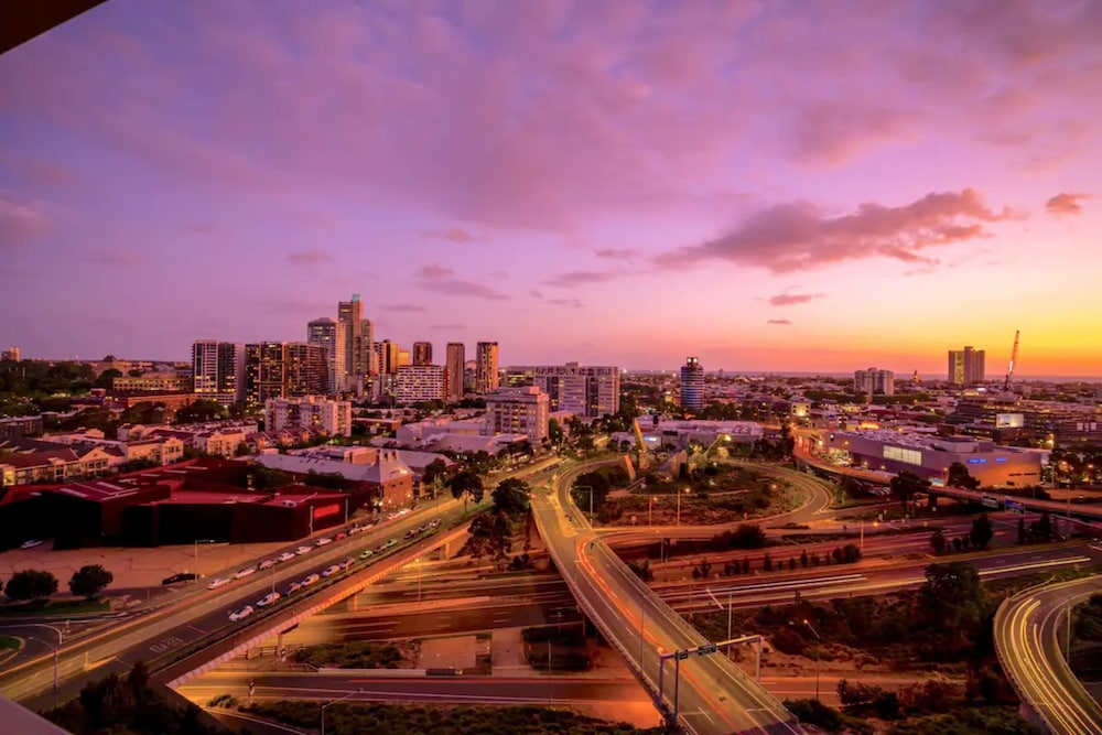 Stylish 2 Bed Apt in Southbank with Parking — 4-Star Luxury Hotel in Melbourne, Australia