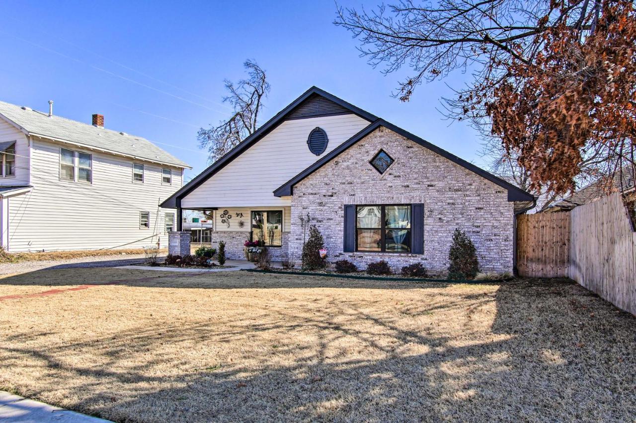 Modern OKC Retreat: Half mile to Plaza District in Oklahoma City, United States