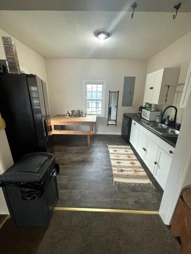Quaint cottage near Local and State Parks and Minutes from Laurel Cove and Bell Theatre — 4-Star Luxury Hotel in Pineville, United States