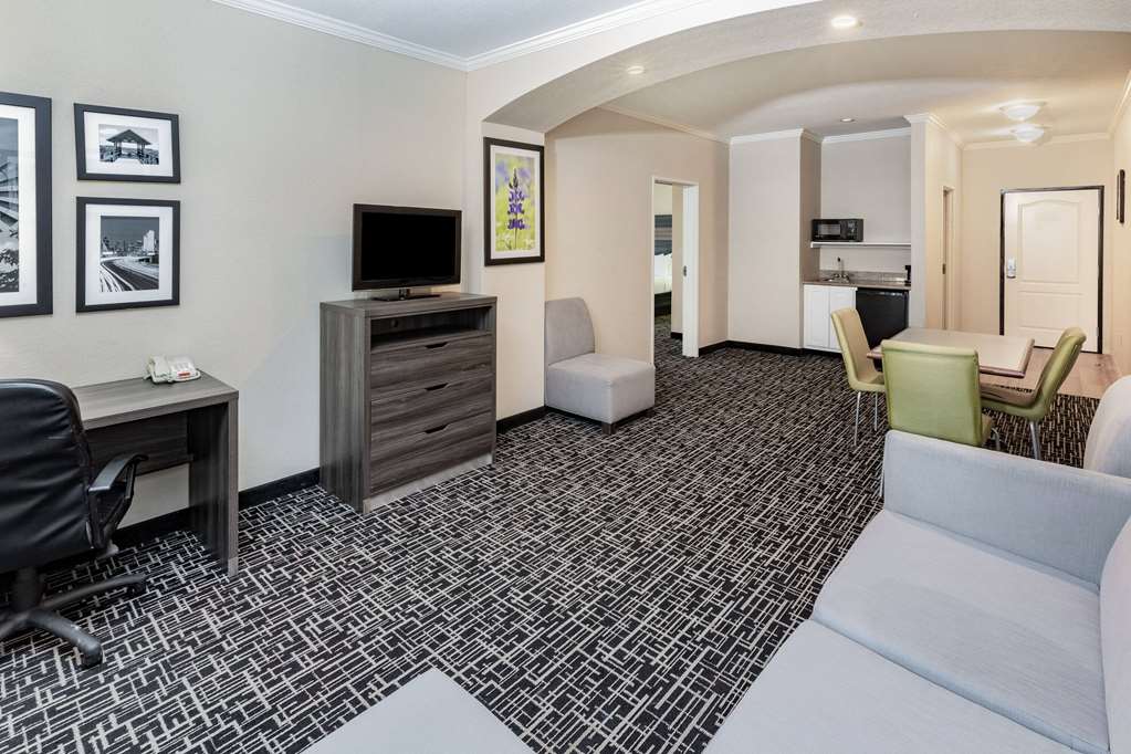 La Quinta Inn & Suites by Wyndham Garland Harbor Point - photo 41
