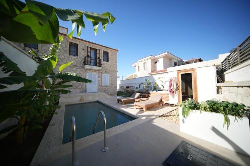 Alaçatı'da Saunalı Jakuzili Villa — 4-Star Luxury Hotel in Cesme, Turkey
