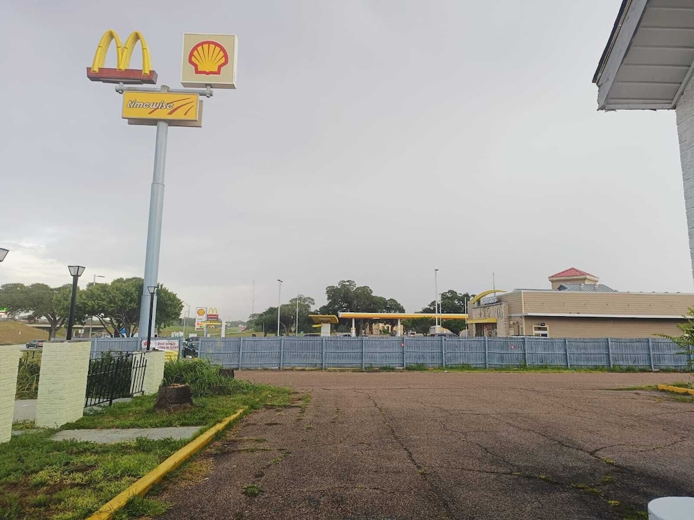 Grumpys Motor Inn Flatonia - photo 33
