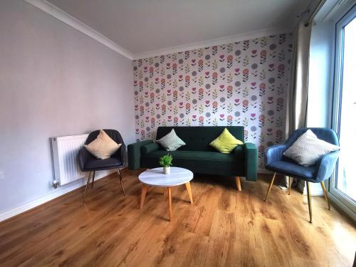 Comfortable 5 Bed Sleeps 5 Free Parking — Swindon