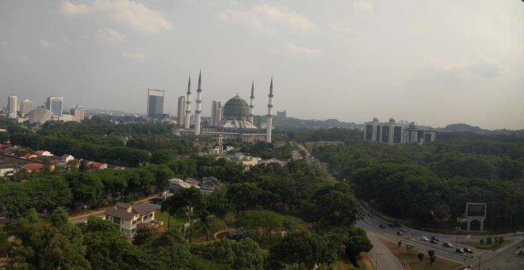 Homestay MAHLIGAI VIEW near Masjid Shah Alam UITM Shah Alam I City stadium shah alam SACC PKNS IDCC MSU 17 min kuala lumpur & klang max 10 people free food snooker pingpong indoor games swimming pool fast wifi — 4-Star Luxury Hotel in Shah Alam, Malaysia