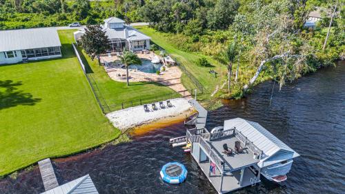 5Br Sleeps 16 Private Pool Dog Friendly Fire Pit in Lake Placid, United States