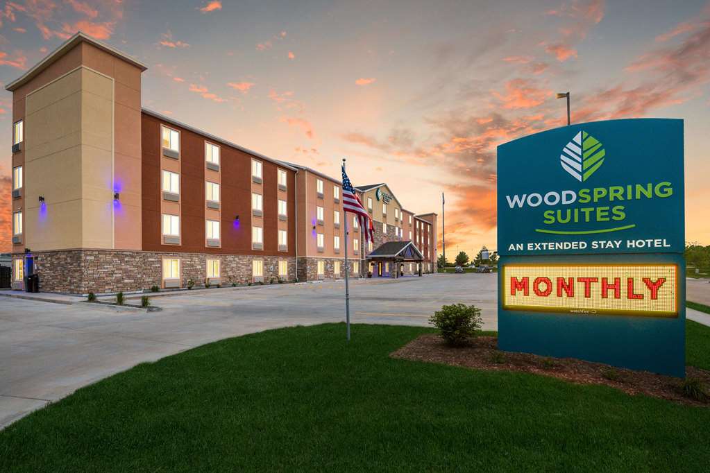 WoodSpring Suites Davenport Quad Cities - photo 2