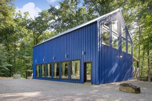 Stayhocha Year Round Creek Fun Hot Tub Waffle bar in Broken Bow, United States