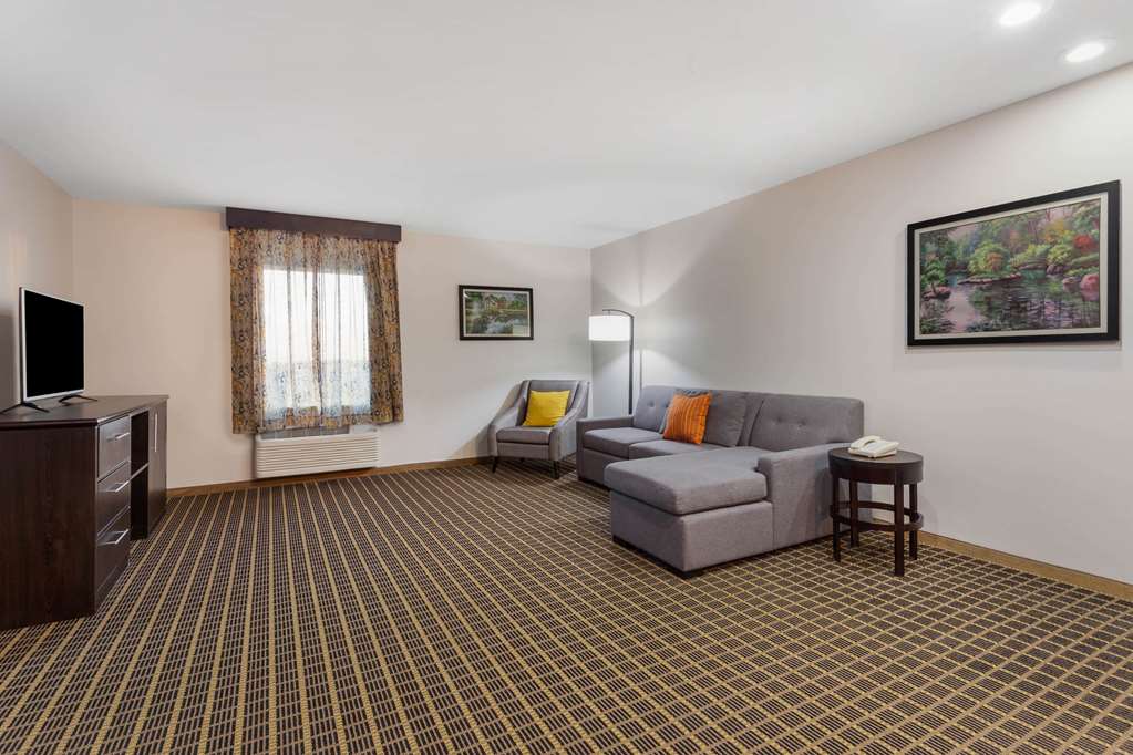 La Quinta Inn & Suites by Wyndham Rockford - photo 23