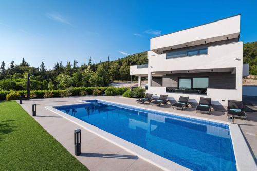 MY DALMATIA Luxury villa Burra with private pool jacuzzi and sports court — 4-Star Luxury Hotel in Stankovci, Croatia