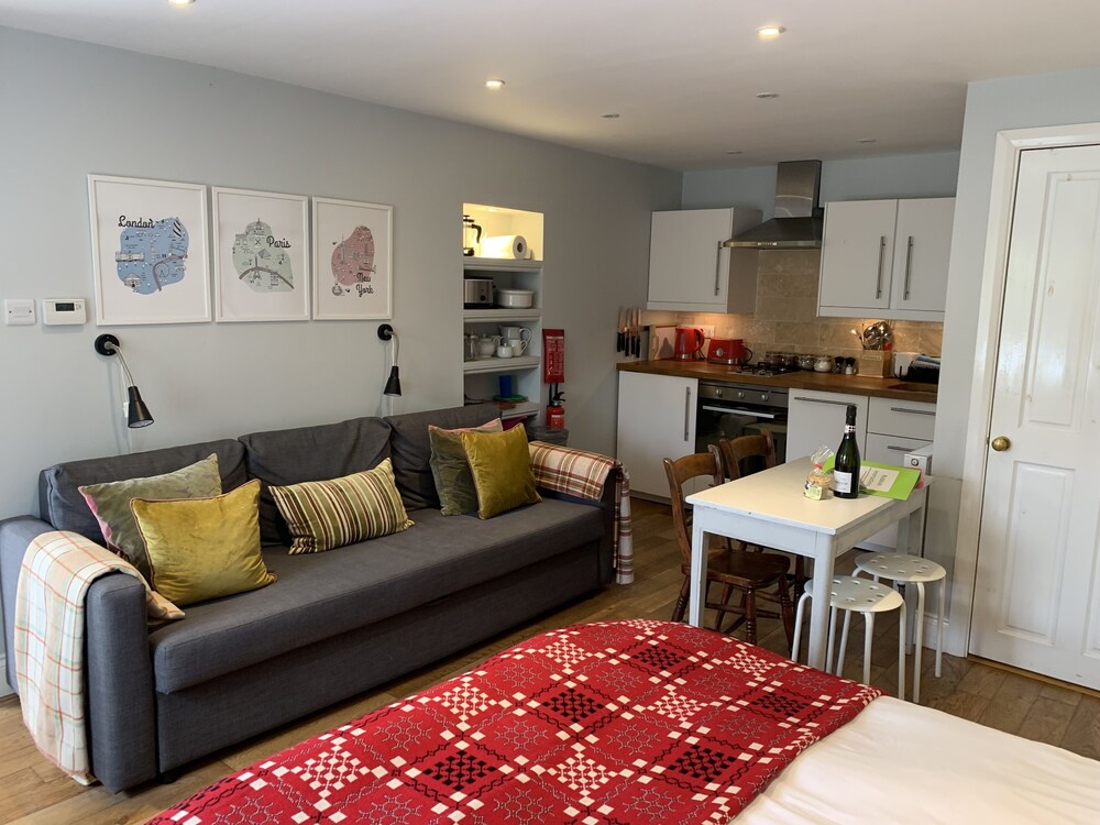 Cosy Studio Flat pets allowed — 4-Star Luxury Hotel in Tenby, United Kingdom