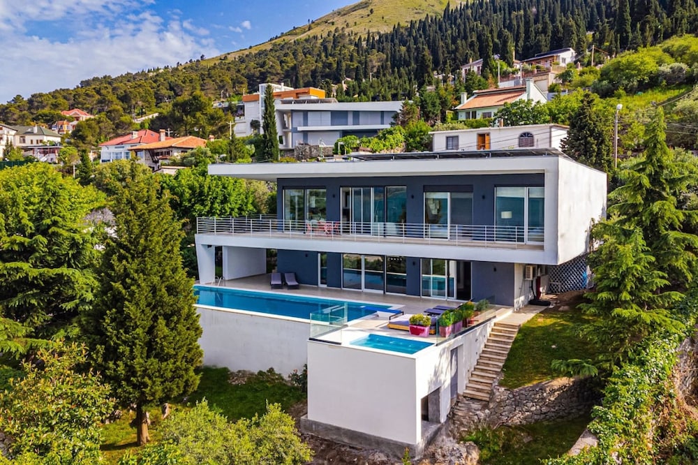 Sunrise The Twin Villa by PikHost — 4-Star Luxury Hotel in Shkoder, Albania