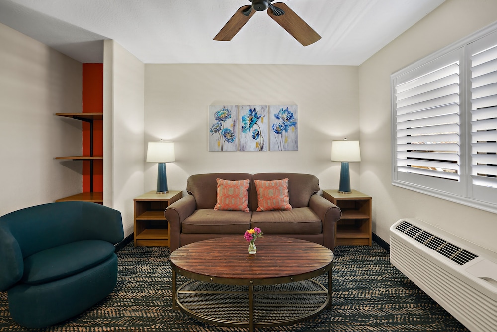 La Fuente Inn & Suites - photo 19