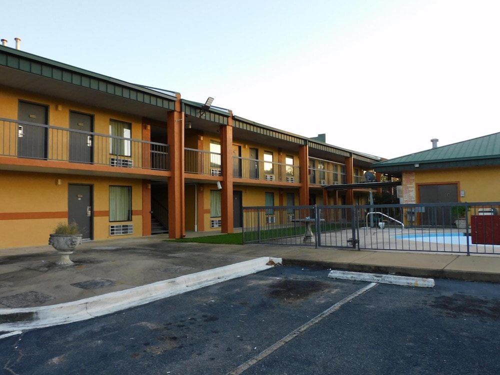 Camilla Inn & Suites - photo 34