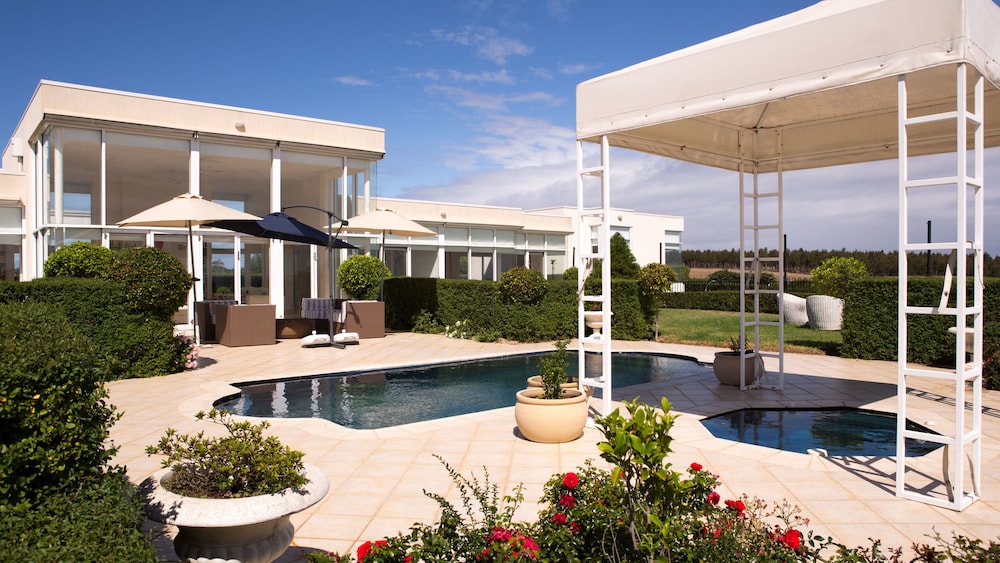 Tintagel — 4-Star Luxury Hotel in Metung, Australia