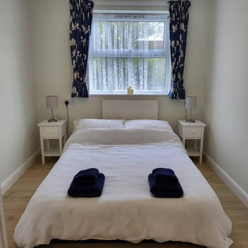 Cheerful cosy one bedroom home with patio and parking — 4-Star Luxury Hotel in Newbury, United Kingdom