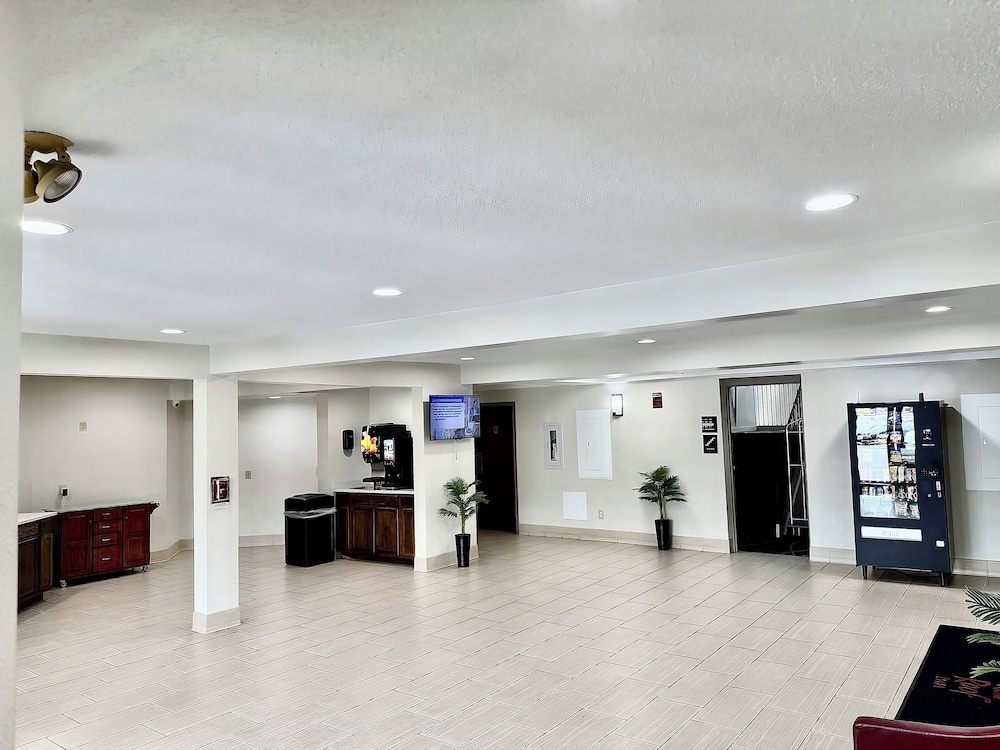 Red Roof Inn & Suites Newport Middletown RI - photo 5