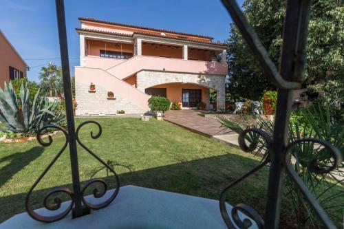 Apartment Damjan — 4-Star Luxury Hotel in Kastelir, Croatia