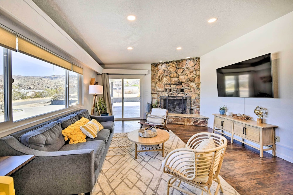 Desert Retreat w Backyard Oasis & Mtn Views — hotel in Twentynine Palms