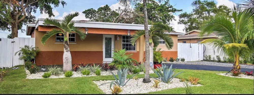 Sunset Resort Houses — hotel in Davie