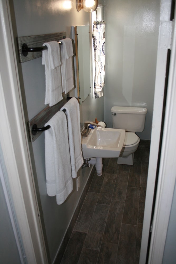 The New Star Motel with Studio Kitchens: 1950s Extended Stay Lodging and Retreat Center - photo 58