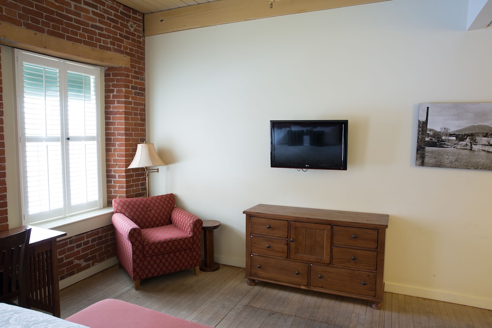 The Common Man Inn & Restaurant - photo 28