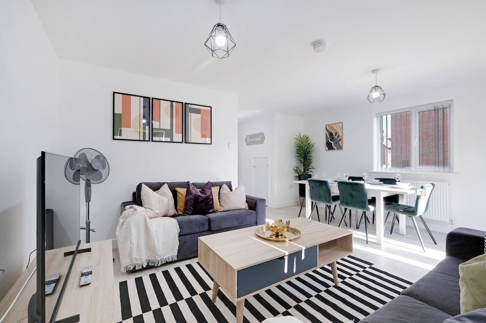 Modern 5 Bedroom 3 Bath Hse Aylesbury — 4-Star Luxury Hotel in Aylesbury, United Kingdom