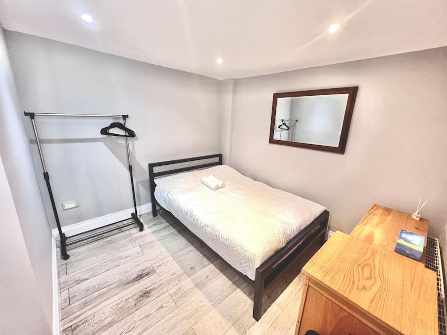 Modern Studio Near Heathrow — hotel in Southall