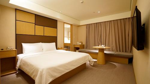 Ji Hotel - carbon neutral hotel in Xiangyang