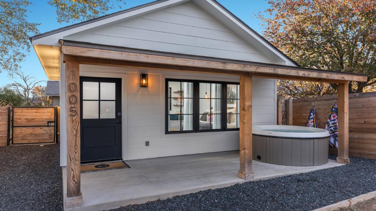 Alley Kat Guesthouse with private hot tub — 4-Star Luxury Hotel in Fredericksburg, United States