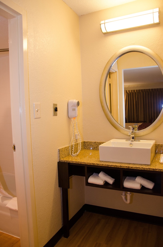 Red Roof Inn Williamsburg - photo 17